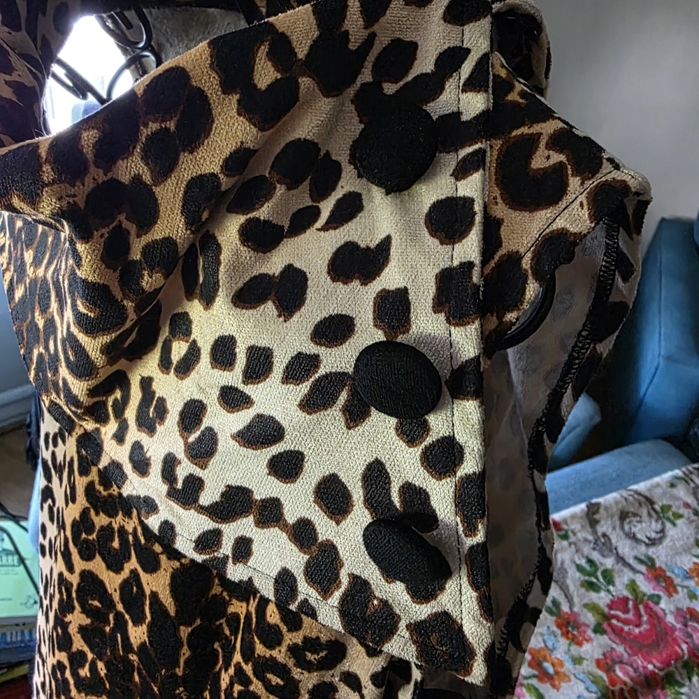 Voodoo Vixen | Leopard Print PinUp Dress with High Collar - Picture 6 of 12